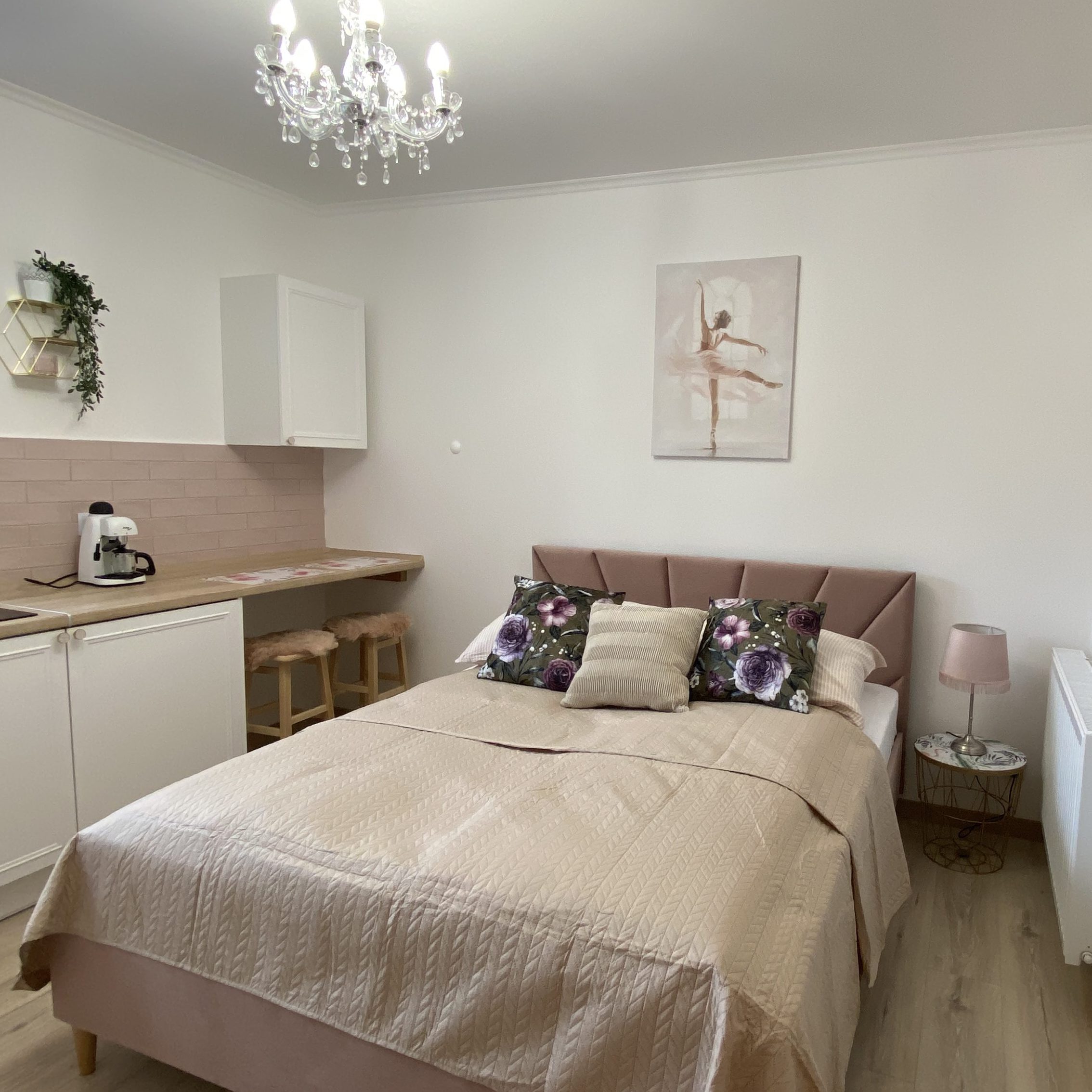 widok na sypialnię w apartamencie perłowym